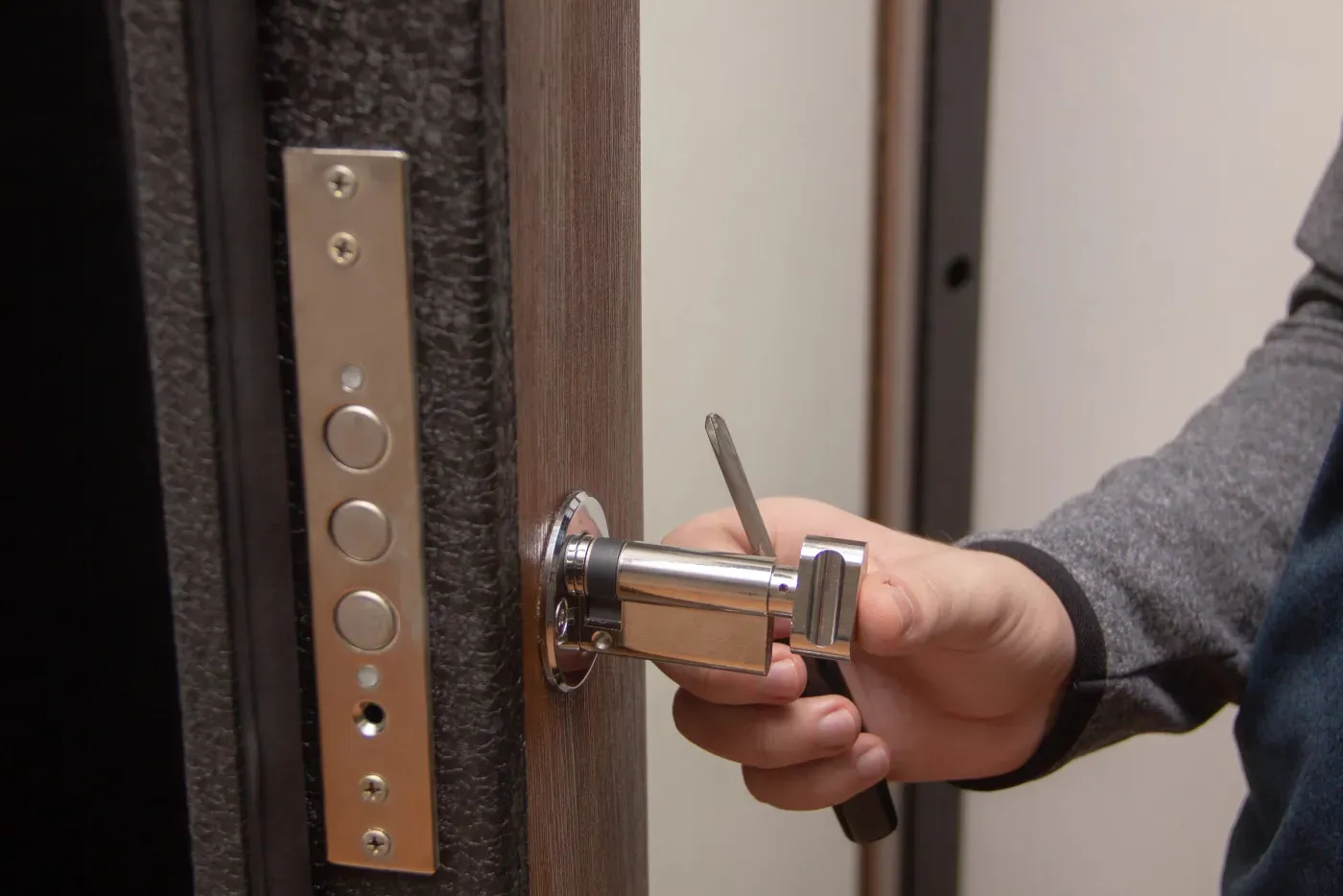 Pose d'un cylindre de sûreté sur une porte d'entrée dans l'Oise